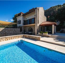 Spacious 5 bedroom villa with Pool in Gruz-Lapad, Sleeps 9